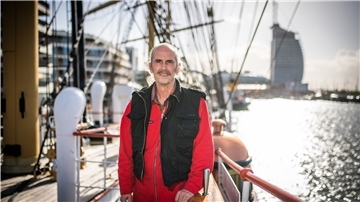 Gesucht: Ein neuer Chef für die Schulschiff Deutschland. Im Bild: Ingo Müller-Fellmett ist seit Jahrzehnten Schiffsbetriebsmeister an Bord. Sein Markenzeichen ist der rote Overall.