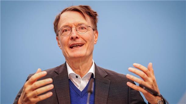 Finanzloch in der Pflege - Beiträge könnten stärker steigen Gesundheitsminister Karl Lauterbach (SPD) ist auf der Suche nach Milliardensummen für die Pflegeversicherung. Beitragserhöhungen sind wahrscheinlich.