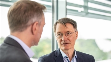 Gesundheitsminister Karl Lauterbach (SPD) plant eine weitere Pflegereform.