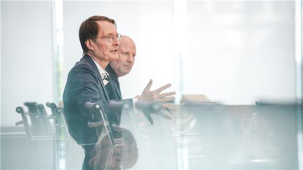 Lauterbach will neue Engpässe bei Kinderarzneien vermeiden Gesundheitsminister Lauterbach: „In dieser Erkältungs- und Grippesaison sollen besorgte Eltern nicht erneut vor leeren Apothekenregalen stehen.“
