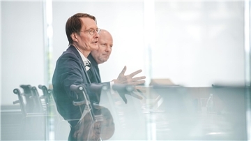Gesundheitsminister Lauterbach: „In dieser Erkältungs- und Grippesaison sollen besorgte Eltern nicht erneut vor leeren Apothekenregalen stehen.“