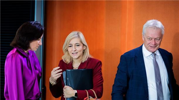 Organspende wird reformiert - Wie zu mehr Nieren? Gesundheitsministerin Nina Warken (CDU, mitte) brachte die Gesetzesänderung ins Kabinett ein.