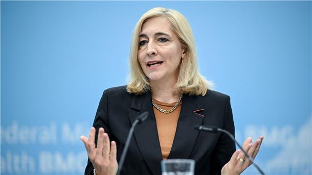 Gesundheitsministerin Warken will die Kassenbeiträge noch stabilisieren.