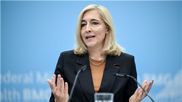 Gesundheitsministerin Warken will die Kassenbeiträge noch stabilisieren.