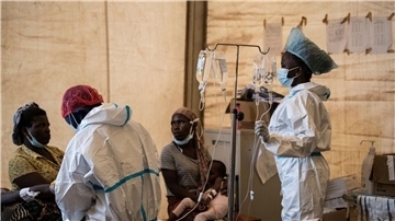 Gesundheitspersonal behandelt Cholera-Patienten im Januar im Bwaila-Krankenhaus in Malawi.