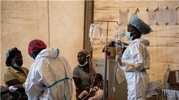 Gesundheitspersonal behandelt Cholera-Patienten in einem Krankenhaus in Lilongwe (Malawi).