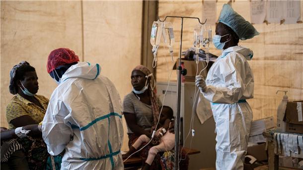 Gesundheitspersonal mit Cholera-Patienten in einem Behandlungszentrum (Archivbild)
