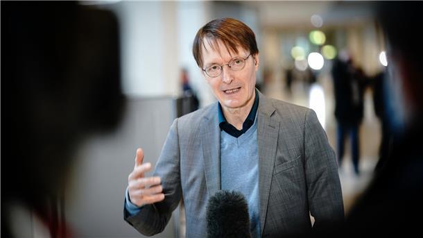 Gesundheitspolitiker Karl Lauterbach (SPD) hält eine Lockerung der Maskenpflicht für möglich, allerdings weiterhin mit Einschränkungen.