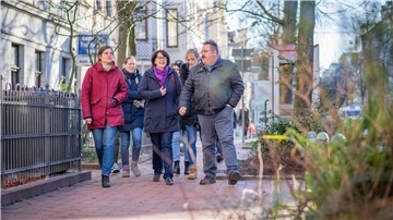 Gesundheitssenatorin Claudia Bernhard („Die Linke“, vorne in der Mitte) erkundigte sich beim Besuch im Goethequartier Bremerhaven über die Arbeit der Gesundheitsfachkräfte (GeFas). 