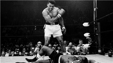 „Get up, you bum – Komm hoch, Du Penner“, schreit Muhammad Ali nach seinem Treffer.