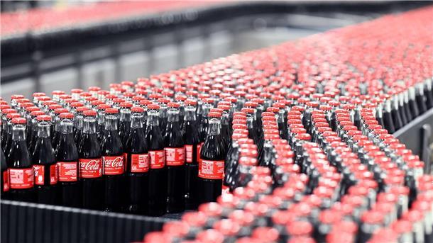 Warnstreik bei Coca-Cola – Gewerkschaft fordert mehr Lohn Getränkeabfüllung bei Coca-Cola: Mit einer Warnstreikwelle will die Gewerkschaft nun höhere Löhne durchsetzen. (Archivfoto)