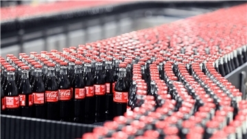 Getränkeabfüllung bei Coca-Cola: Mit einer Warnstreikwelle will die Gewerkschaft nun höhere Löhne durchsetzen. (Archivfoto)