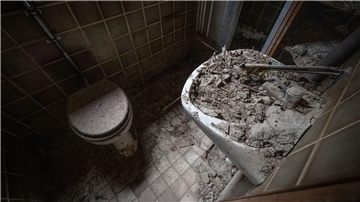 Getrockneter Schlamm im ehemaligen Badezimmer eines bei der Flut im Jahr 2021 zerstörten Hauses im Ahrtal zeugt noch immer von der Wucht der Wassermassen.