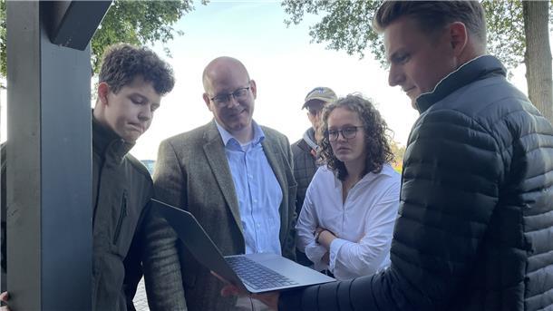Getrübte Stimmung am Schießstand in Rhadereistedt. Dort trifft der CDU-Landtagskandidat Marco Mohrmann (Zweiter von links) sich zur Wahlparty mit Familie, Freunden, Wahlhelfern und Wahlkampfteam. Die ersten Prognosen um kurz nach 18 Uhr zeigen, dass die SPD die Nase vorn hat. Ob sich diese Tendenz im Laufe des Abends in den Hochrechnungen verfestigen wird, steht zu diesem Zeitpunkt noch aus. Mohrmann hofft auf viele Stimmen aus seinem Wahlkreis und darauf, dass er erneut in den Landtag einziehen kann.