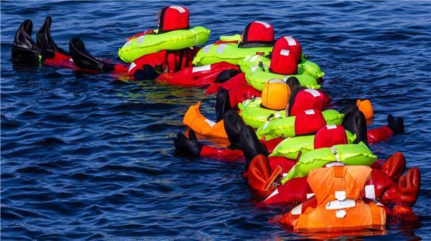 Geübt wurde unter anderem, im Verbund in Überlebensanzügen zu schwimmen.