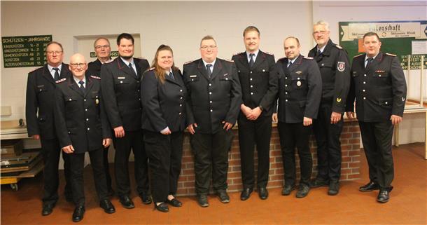 Gewählte und Beförderte der Kommandositzung der Feuerwehr Geestequelle.