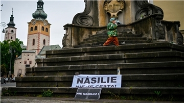 „Gewalt ist kein Weg“ steht auf einem Schild: Als ein Bewaffneter diese Woche den slowakischen Premierminister Robert Fico anschoss, ging ein Schock durch das mitteleuropäische Land.