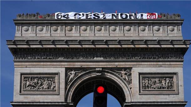 Gewerkschafter haben aus Protest gegen die Rentenreform ein riesiges Transparent auf der Spitze des Arc de Triomphe angebracht (Archivbild.)