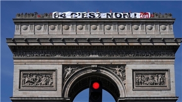 Gewerkschafter haben aus Protest gegen die Rentenreform ein riesiges Transparent auf der Spitze des Arc de Triomphe angebracht (Archivbild.)