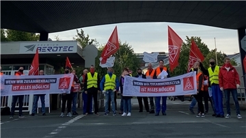 Gewerkschaftliche Vertrauensleute haben am Mittwochmorgen vor dem Haupttor von Premium Aerotec in Nordenham gegen den Abbau von Stellen protestiert.