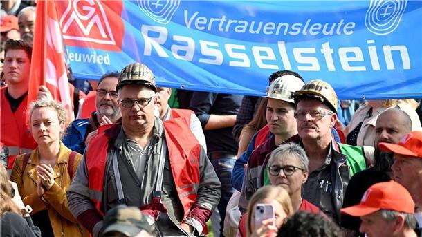 Gewerkschaftsmitglieder und Stahlarbeiter bei einer Protest-Kundgebung der Thyssenkrupp-Stahlsparte in Duisburg.