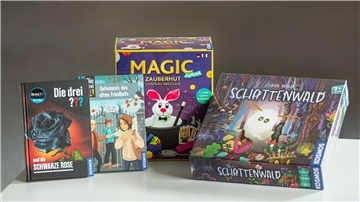 Halloween-Gewinnspiel: Bücher und Spiele zu gewinnen Mehrere Bücher und Spiele auf einem Tisch.