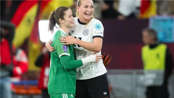 DFB-Frauen glücklich nach „Wahnsinns-Fußballabend“ Gewinner beim Frankreich-Spiel: Torhüterin Stina Johannes (l.) und Debütantin Camilla Küver