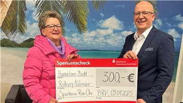 Gewinnerin Hannelore Butt und Volker Stahmann von der Sparkasse.