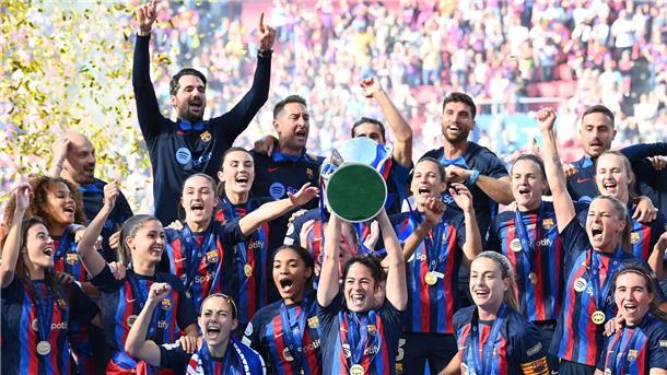 Bayerns Vorbild: Warum Barças Fußballerinnen so dominieren Gewohntes Bild: Jubelnde Barça-Spielerinnen mit Silberware.