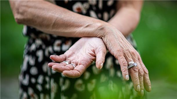 Gezeichnet von dem harten Leben mit einem Trauma: Die Hände einer Frau Mitte 50 aus dem Raum Bremerhaven.