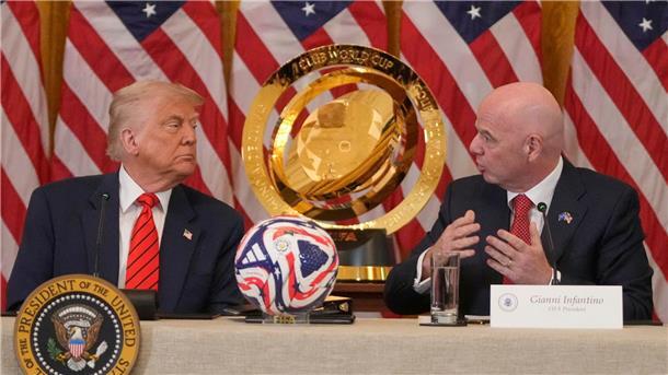 Gianni Infantino (r) verspricht eine großartige WM 2026. 