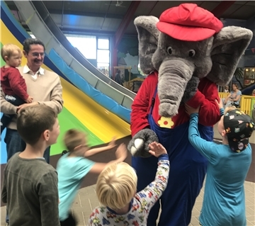 Gib mir Fünf: Bei der großen Party zum Jubiläum schaute auch Benjamin Blümchen vorbei.