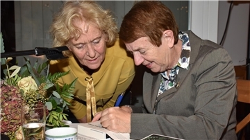 Gibt am 15. November im Rittergut in Oese-Poggemühlen Lesetipps: Margarete von Schwarzkopf (rechts). Der Erlös der Veranstaltung kommt Frauen und Kindern zugute, die wegen häuslicher Gewalt Zuflucht im Frauenhaus des Landkreises Rotenburg suchen und dort professionell begleitet werden.
