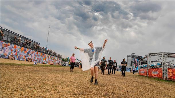 Gibt es das Gewitter oder nicht? Ab dem Nachmittag hingen Wolken über dem Festivagelände in Wanhöden. Am Ende gab es aber nur ein bisschen Regen.