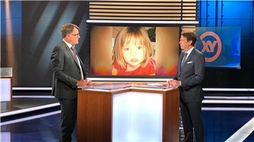Gibt es endlich Klarheit im Fall der verschwundenen Maddie? Christian Hoppe (l) vom Bundeskriminalamt und TV-Moderator Rudi Cerne berichten über wichtige neue Erkenntnisse.
