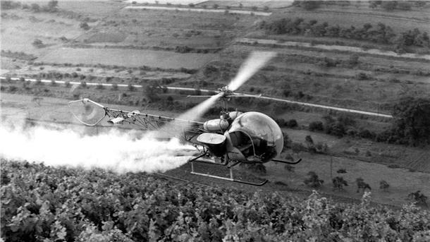 Das „Schwiegermutter-Gift“: Erster E-605-Mord vor 70 Jahren Gift aus feinen Düsen: Alte Fotos aus den 1950er Jahren zeigen Helikopter, die E 605 großflächig über rheinischen Weinbergen versprühen.