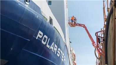 Man blickt auf die "Polarstern": Gigant im Trockendock: Die Polarstern ruht – bald geht es zurück in eisige Gewässer.