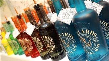 Gin-Flaschen der Firma Bullards.