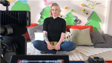 Gina Buchardt, Sozialpädagogin und Abteilungsleiterin Kita im Sternipark Hamburg, steht fast jeden Tag für die Wohnzimmer-Kita vor der Kamera.