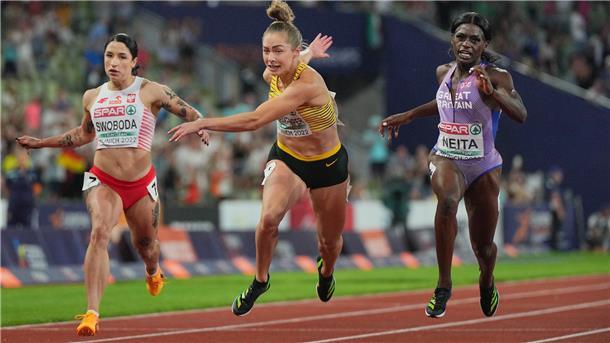 Doppel-Gold: Kaul und Lückenkemper feiern EM-Triumphe European Championships, Europameisterschaft, Leichtathletik, Frauen, 100m, Finale im Olympiastadion, Erstplatzierte Gina Lückenkemper (M, Deutschland) überquert die Ziellinie. Links rennt Ewa Swoboda (Polen), rechts Daryll Neita (Großbritannien).
