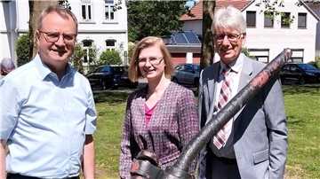 Gingen in Brake vor Anker: Markus Honnigfort (links) und Dr. Kirsten Hendricks vom Niedersächsischen Städtetag. Empfangen wurden sie vom Braker Bürgermeister Michael Kurz.