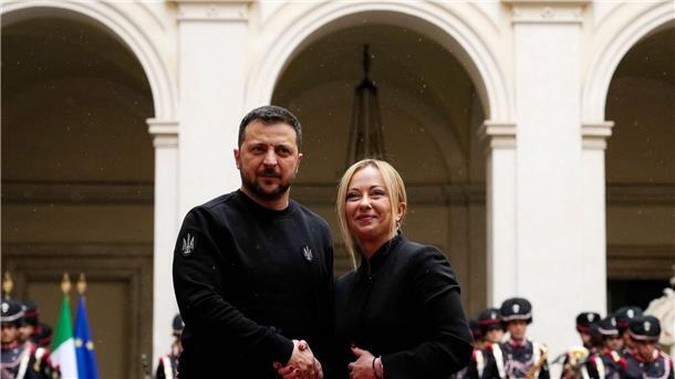 Präsident Selenskyj in Rom - Italien sichert Hilfe zu Giorgia Meloni (r.), Ministerpräsidentin von Italien, und Wolodymyr Selenskyj schütteln sich vor ihrem Treffen im Chigi-Palast die Hand.