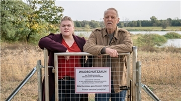 Gisa Flake (l) als Alexandra Luschke und Frank Leo Schröder als Karl Rogov in einer Szene aus „Polizeiruf 110: Schweine“.