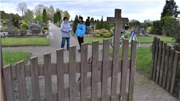 Zwei Frauen auf einem Friedhof