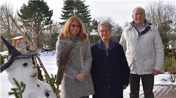 Gisela Nowak, Sabine Rahders und Harald Sommerfeld stehen neben einem Schneemann