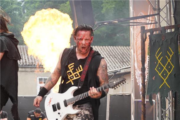 Gitarrist von Sagenbringer mit Blickkontakt.