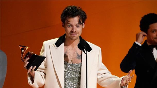 Halsketten bei Männern - früher prollig, heute angesagt Glänzende Ketten zu glitzerndem Top: Popsänger Harry Styles begeistert seit geraumer Zeit Musikkritiker und Modeexperten gleichermaßen.