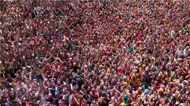 Farbe, Cannabis und schlagende Frauen: Indien feiert Holi Gläubige jubeln während der Holi-Feierlichkeiten im Kalupur Swaminarayan-Tempel.
