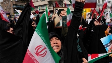 Gläubige skandieren Slogans während einer anti-israelischen Versammlung nach dem Freitagsgebet in Teheran. Nach dem mutmaßlich israelischen Angriff im Iran soll der Vorfall untersucht werden.