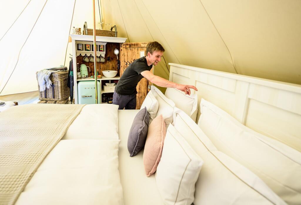 Glamping-Zelte locken mit Kamin und Federbett. (Archivbild)